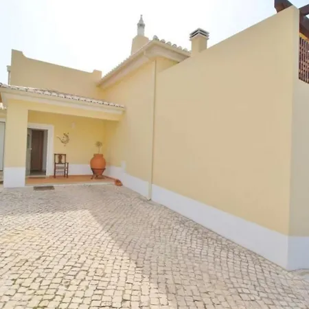 Beautiful 4br Villa, Close To The With Private Pool Semesterbostad Lagos