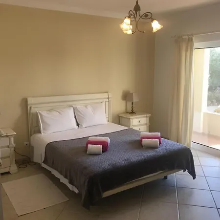 Beautiful 4br Villa, Close To The With Private Pool 度假居 拉哥斯