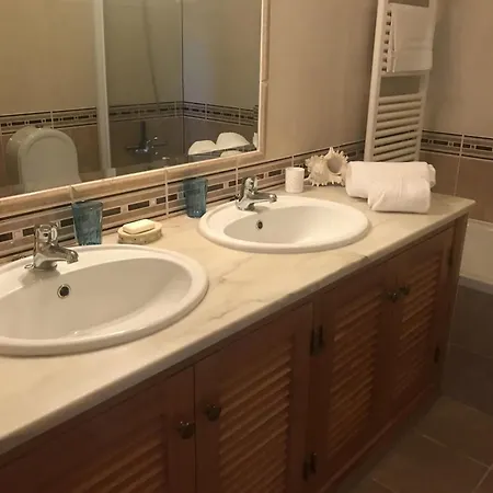 Beautiful 4br Villa, Close To The With Private Pool Lagos