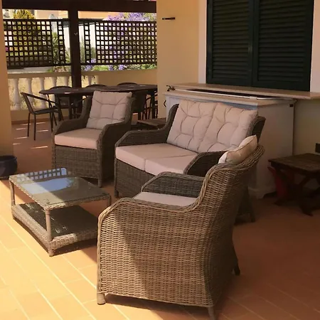 Beautiful 4br Villa, Close To The With Private Pool Hébergement de vacances *